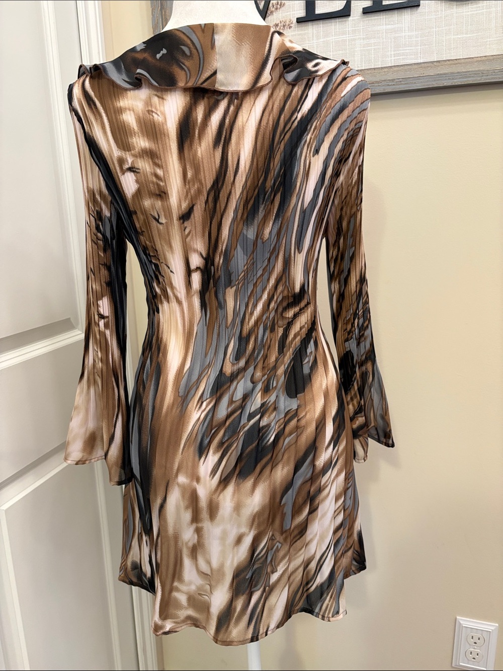 Dressbarn Ruffled V-Neck Tunic Medium - Picture 6 of 16